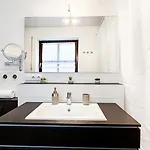 Moderne 3-zimmer-wohnung Im Zentrum- Tiefgarage Inklusive, Smart-tv, Shopping & Sightseeing Ums Eck Διαμέρισμα
