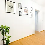 Moderne 3-zimmer-wohnung Im Zentrum- Tiefgarage Inklusive, Smart-tv, Shopping & Sightseeing Ums Eck Διαμέρισμα