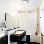Διαμέρισμα Moderne 3-zimmer-wohnung Im Zentrum- Tiefgarage Inklusive, Smart-tv, Shopping & Sightseeing Ums Eck