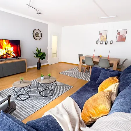 Moderne 3-zimmer-wohnung Im Zentrum- Tiefgarage Inklusive, Smart-tv, Shopping & Sightseeing Ums Eck Lägenhet *