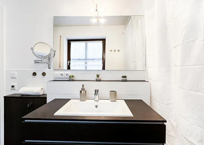 Moderne 3-zimmer-wohnung Im Zentrum- Tiefgarage Inklusive, Smart-tv, Shopping & Sightseeing Ums Eck Appartement