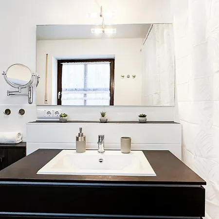 Neu - Zentrum, 3 Zi, Free Tiefgarage, Smart Tv, Wlan Apartment